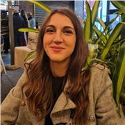 Laureata in lingue, offre ripetizioni in lingua inglese, francese e spagnolo per studenti dalle scuole primarie a scuole superiori